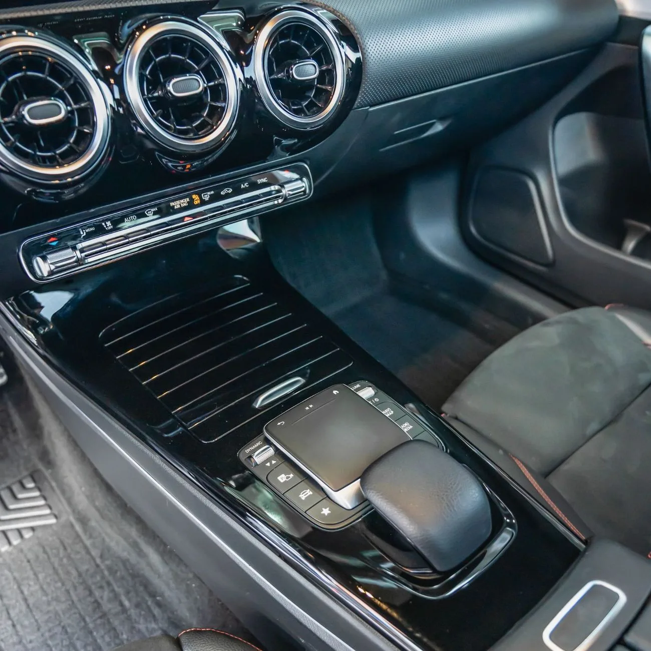 2022 Mercedes-Benz CLA 220 angeboten von einem Fachhändler in Dubai, Vereinigte Arabische Emirate, Foto 13 von 15