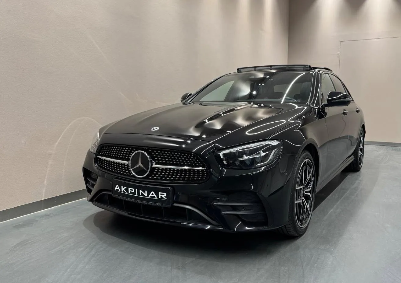 2022 Mercedes-Benz E 300 AMG Line, Night package offered by a specialist dealer in Holzgerlingen, Germany, main photo