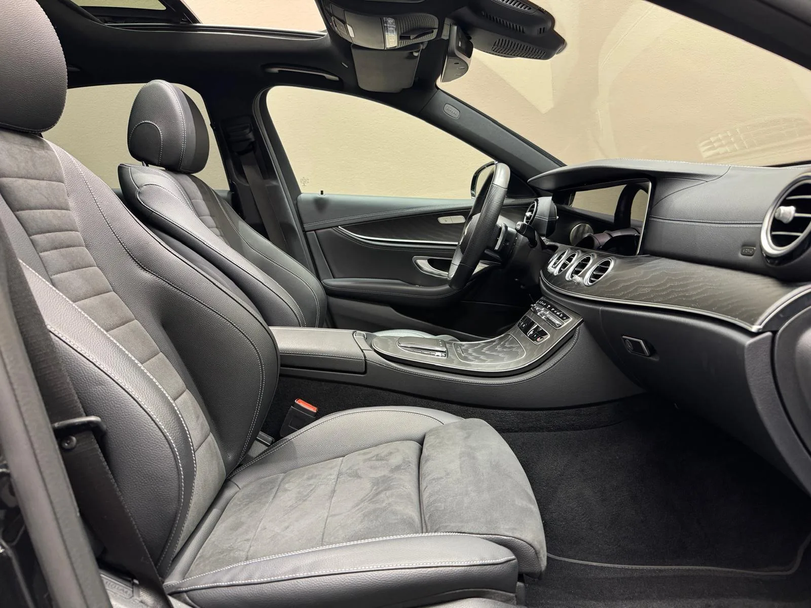 2022 Mercedes-Benz E 300 AMG Line, Night package, 16/20