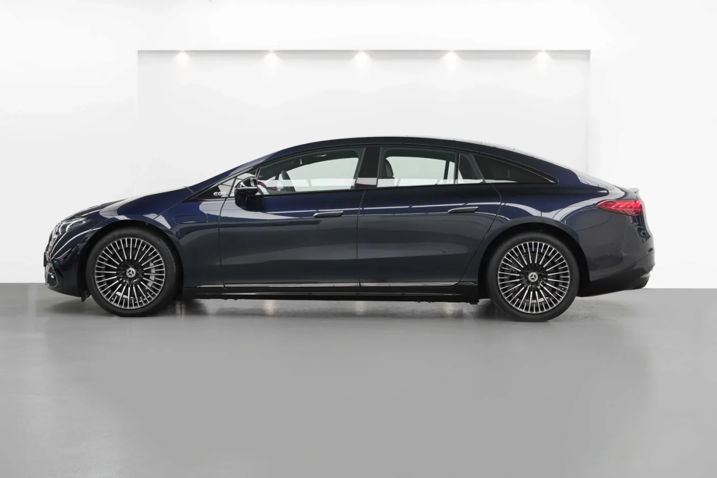 2022 Mercedes-Benz EQS 580 4MATIC offered by a specialist dealer in Dubai, United Arab Emirates, photo 3 of 10