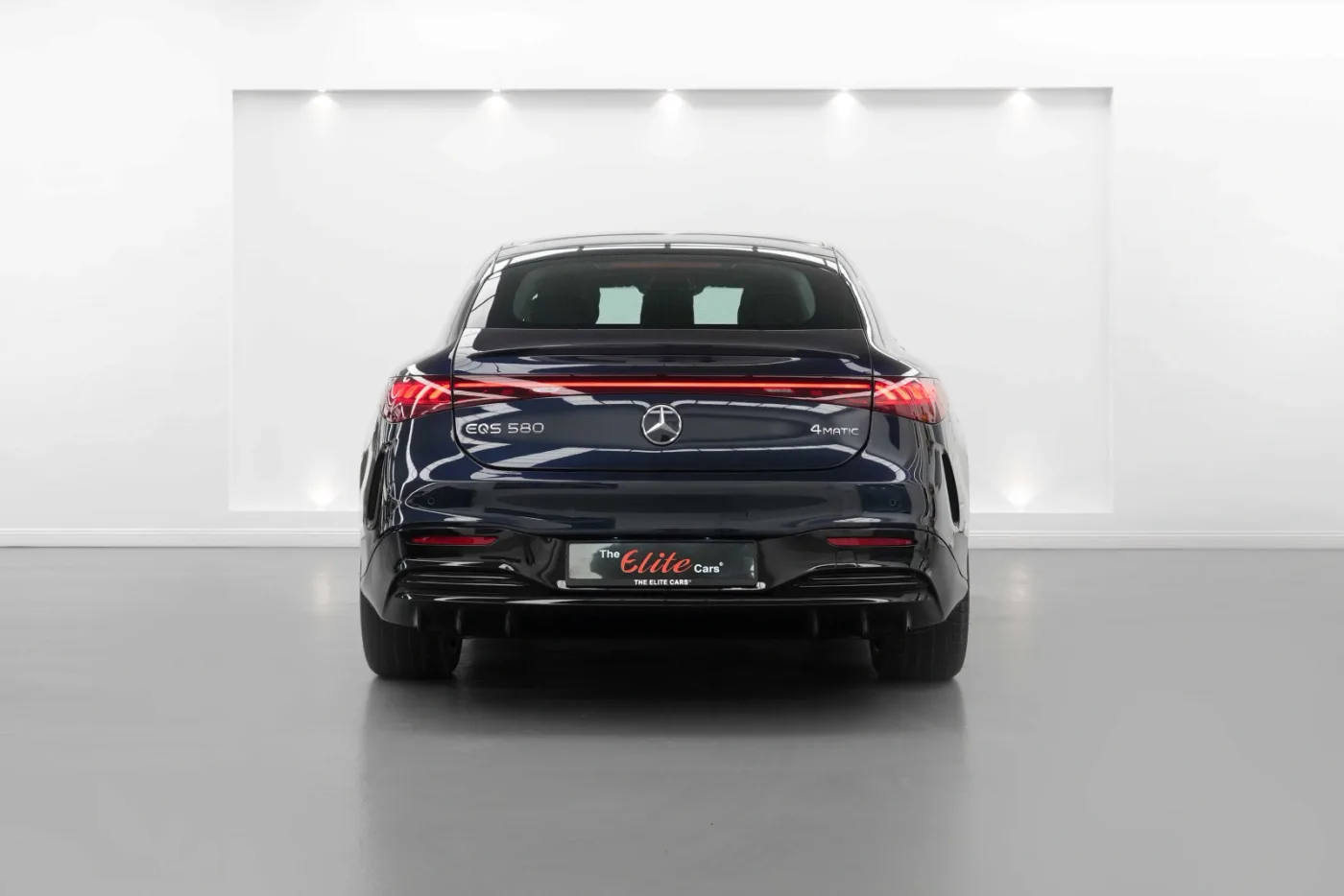 2022 Mercedes-Benz EQS 580 4MATIC offered by a specialist dealer in Dubai, United Arab Emirates, photo 4 of 10