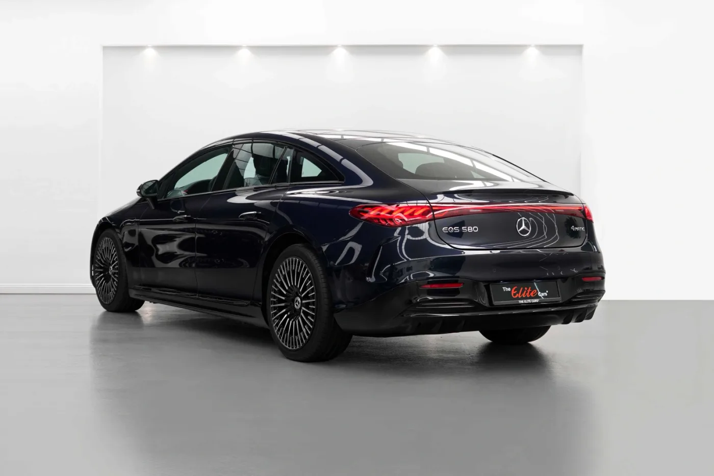 2022 Mercedes-Benz EQS 580 4MATIC offered by a specialist dealer in Dubai, United Arab Emirates, photo 5 of 10
