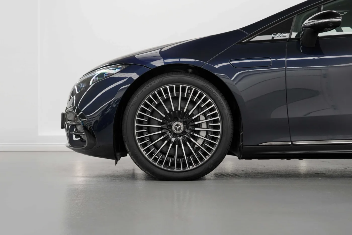 2022 Mercedes-Benz EQS 580 4MATIC offered by a specialist dealer in Dubai, United Arab Emirates, photo 7 of 10