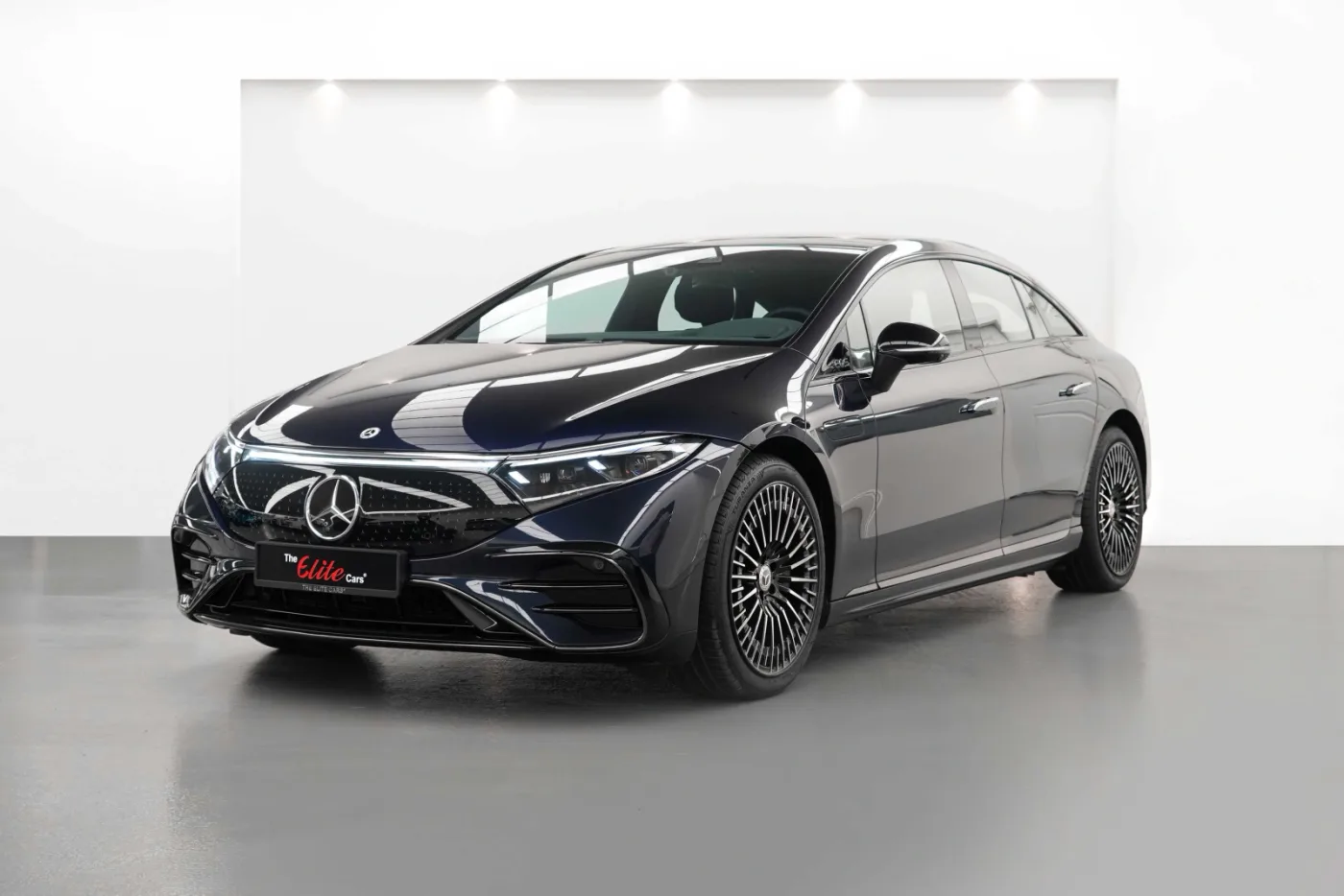 2022 Mercedes-Benz EQS 580 4MATIC offered by a specialist dealer in Dubai, United Arab Emirates, photo 8 of 10
