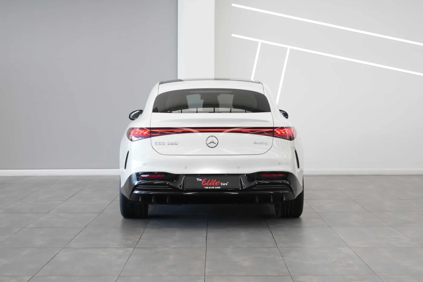2022 Mercedes-Benz EQS 580 4MATIC offered by a specialist dealer in Dubai, United Arab Emirates, photo 4 of 10
