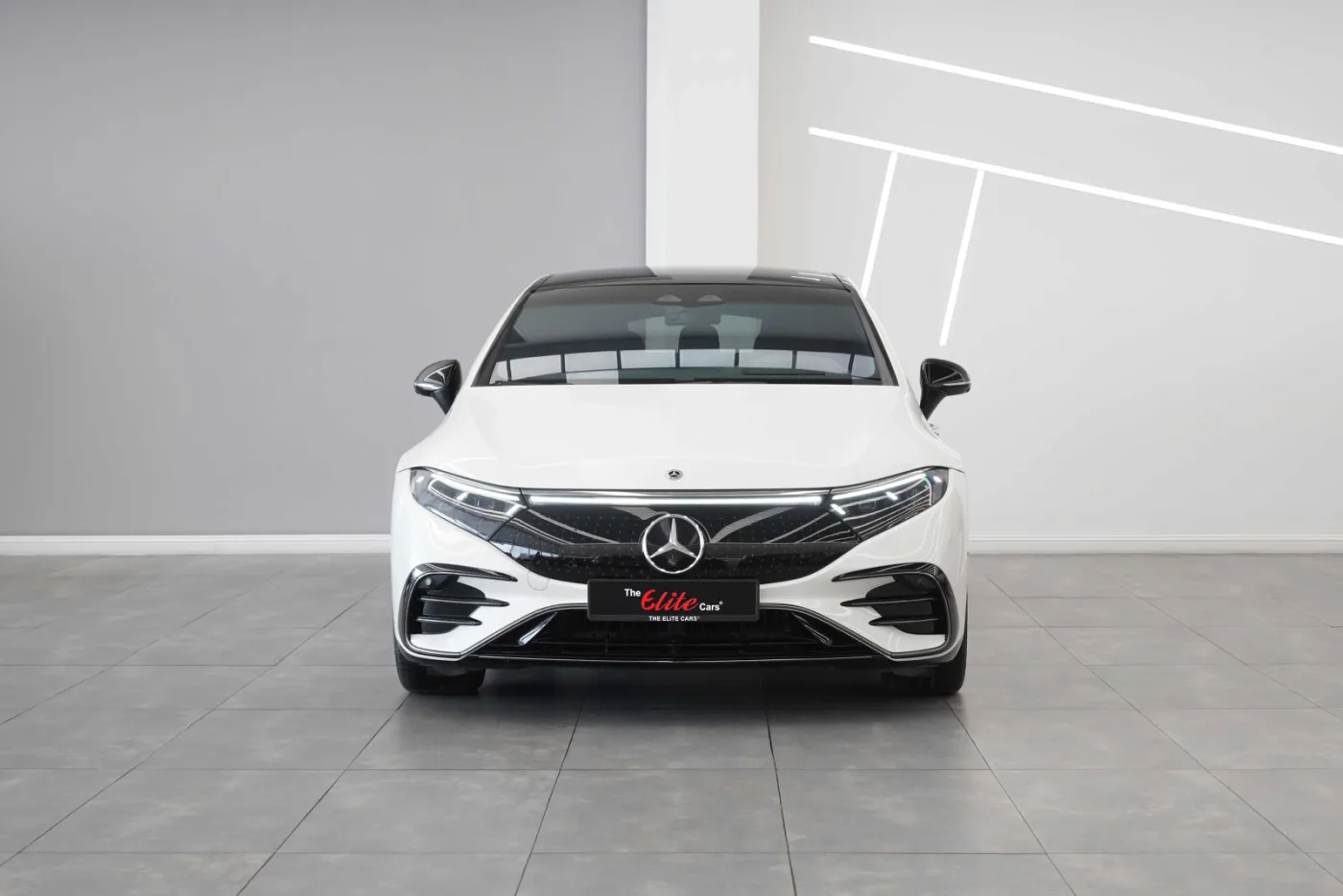 2022 Mercedes-Benz EQS 580 4MATIC offered by a specialist dealer in Dubai, United Arab Emirates, photo 6 of 10