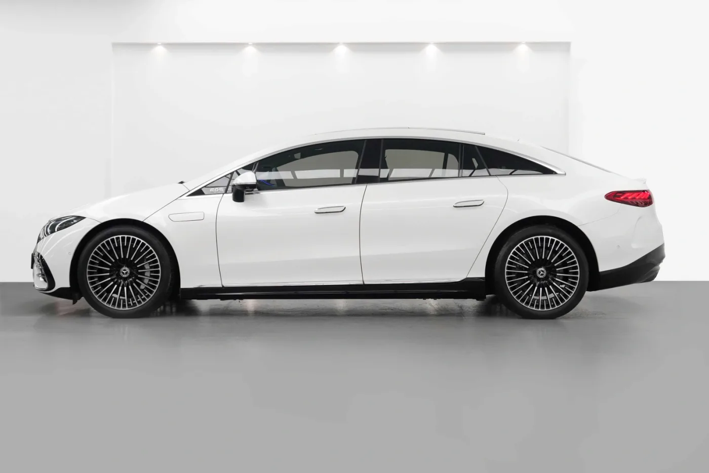2022 Mercedes-Benz EQS 580 4MATIC offered by a specialist dealer in Dubai, United Arab Emirates, photo 3 of 10