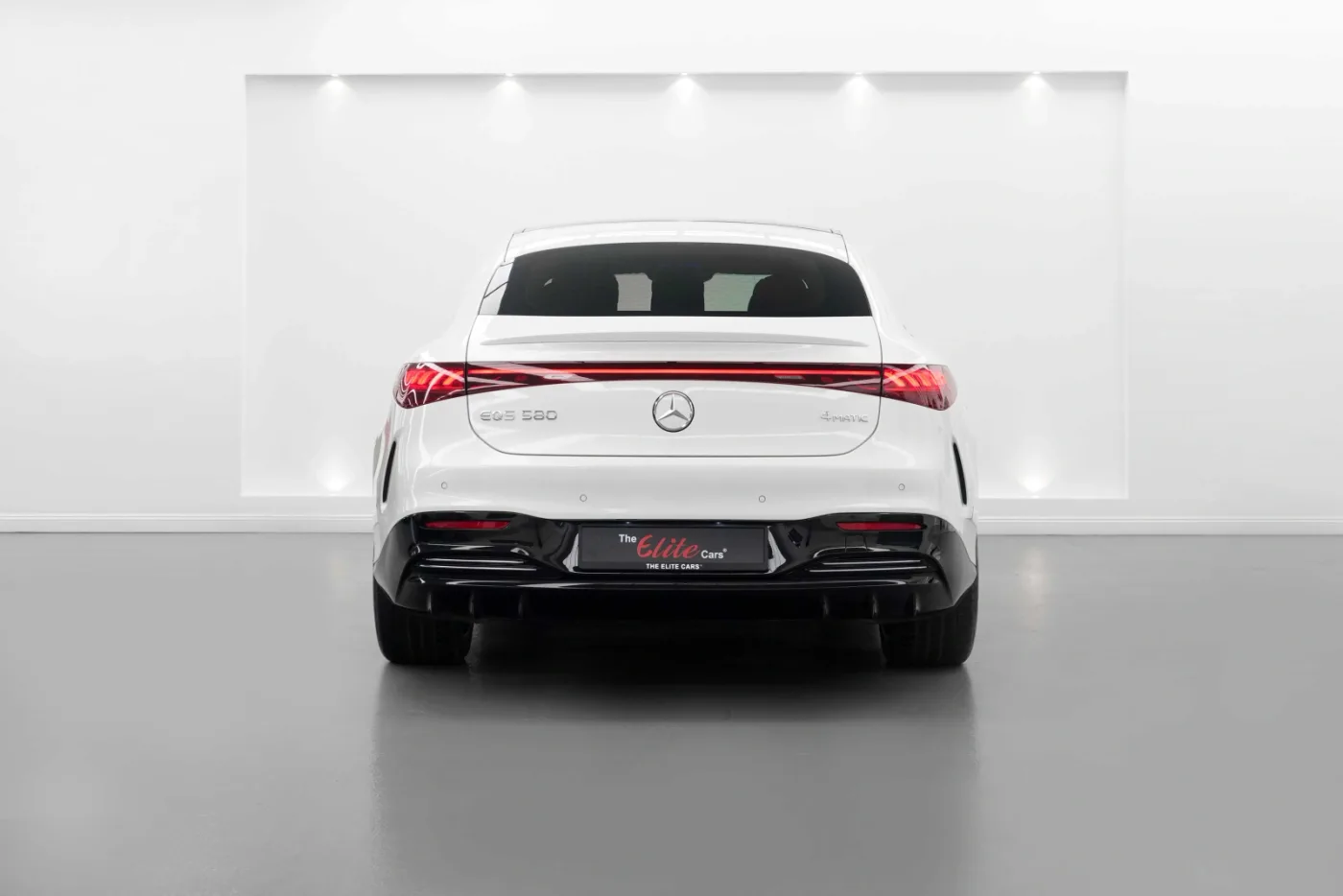 2022 Mercedes-Benz EQS 580 4MATIC offered by a specialist dealer in Dubai, United Arab Emirates, photo 4 of 10