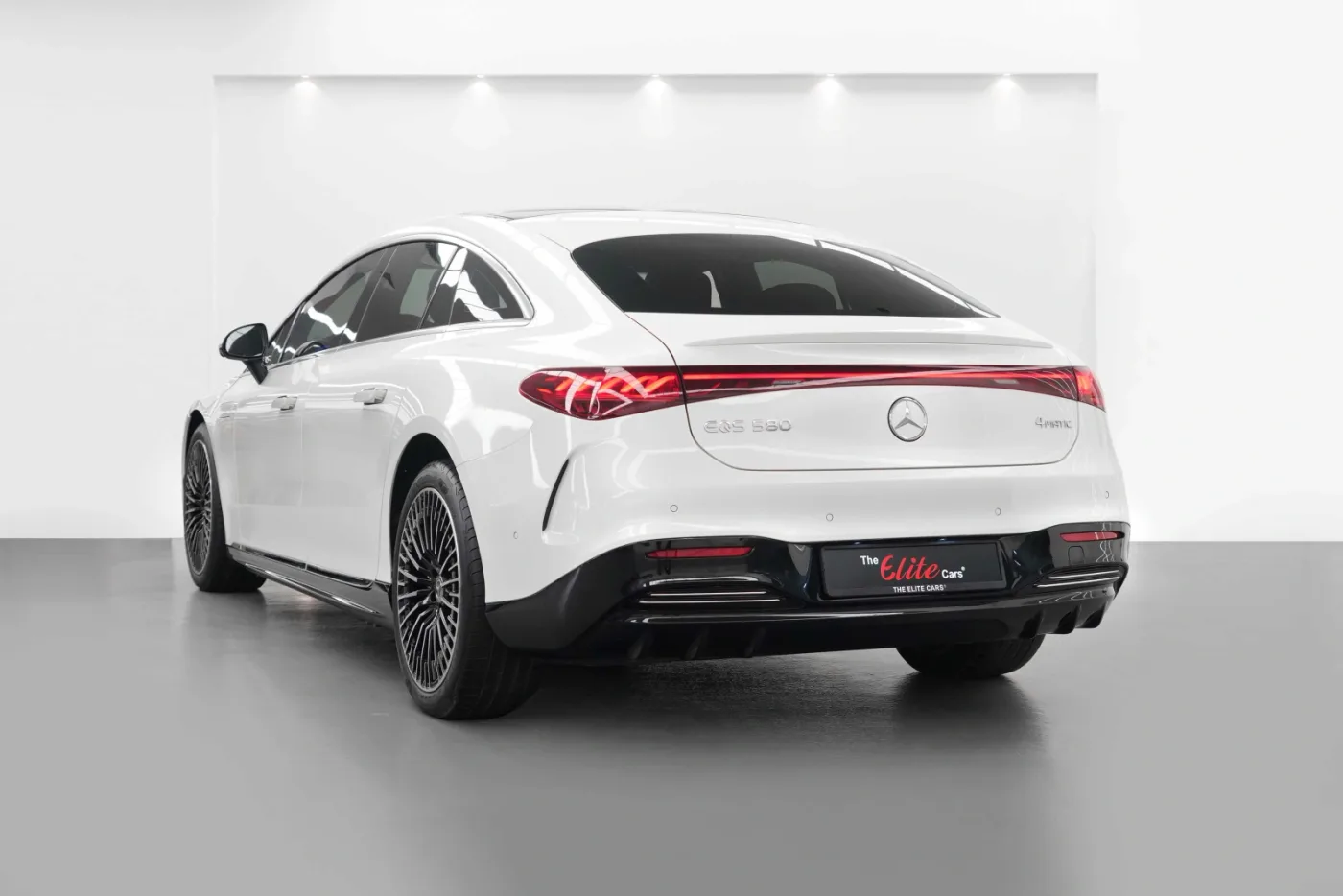 2022 Mercedes-Benz EQS 580 4MATIC offered by a specialist dealer in Dubai, United Arab Emirates, photo 5 of 10