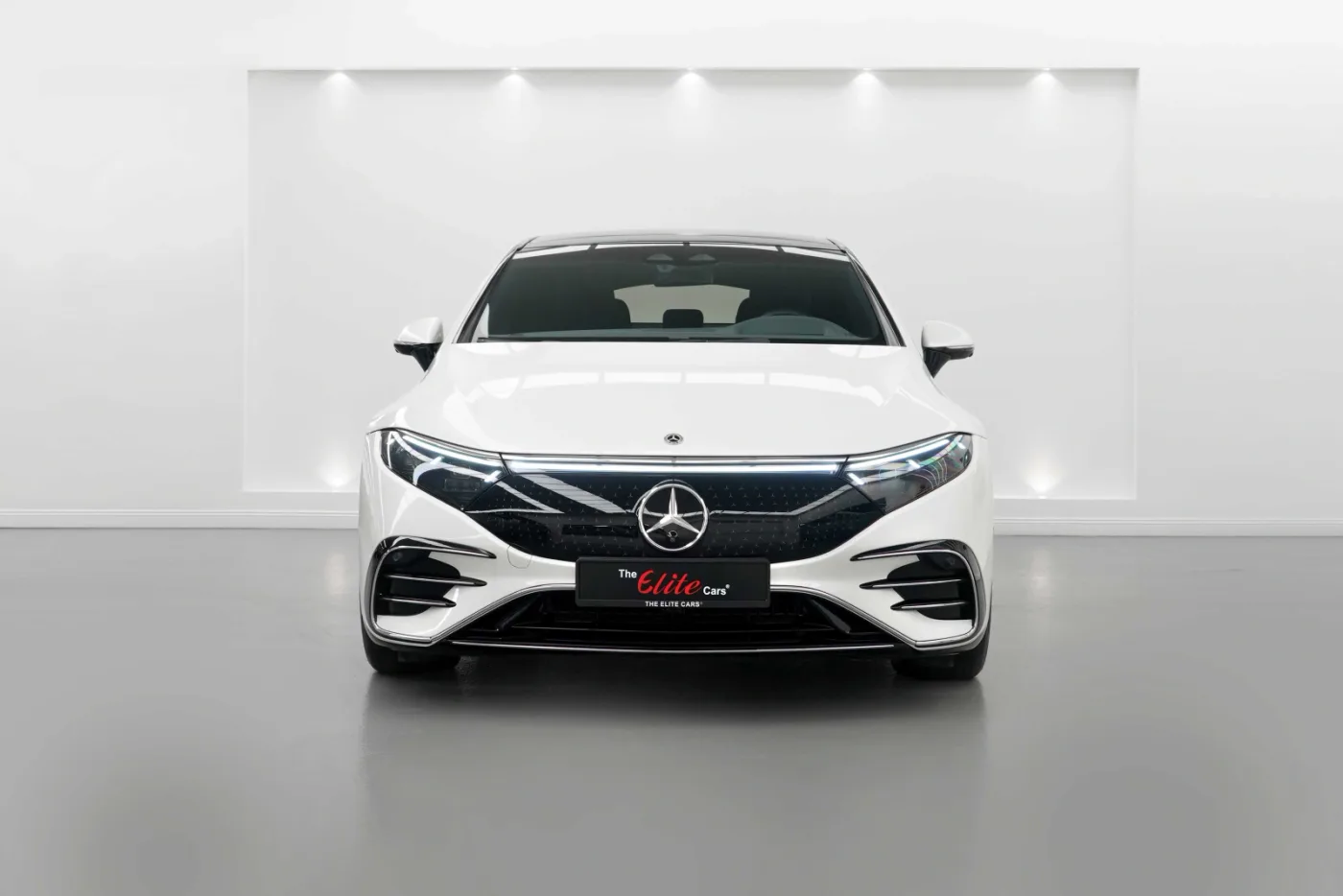 2022 Mercedes-Benz EQS 580 4MATIC offered by a specialist dealer in Dubai, United Arab Emirates, photo 6 of 10