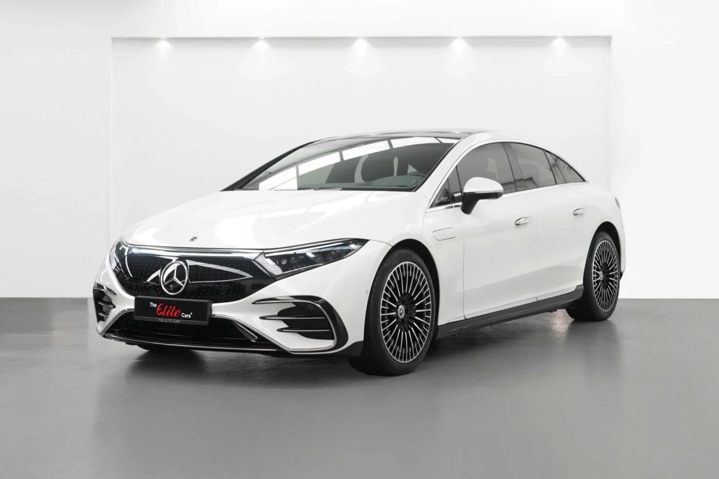 2022 Mercedes-Benz EQS 580 4MATIC offered by a specialist dealer in Dubai, United Arab Emirates, photo 8 of 10