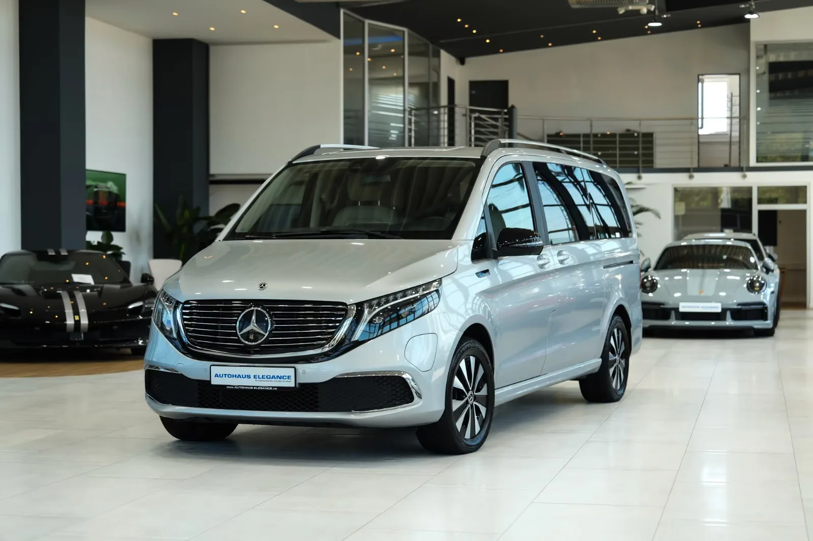 2022 Mercedes-Benz EQV 300 Long angeboten von einem Fachhändler in Köln, Deutschland, Hauptfoto