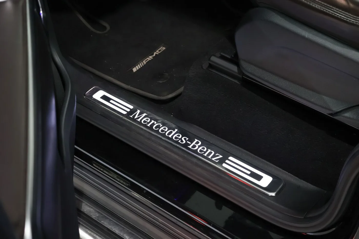 2022 Mercedes-Benz G 400 d AMG Line offered by a supercar dealer in Zibido San Giacomo, Italy, photo 11 of 24