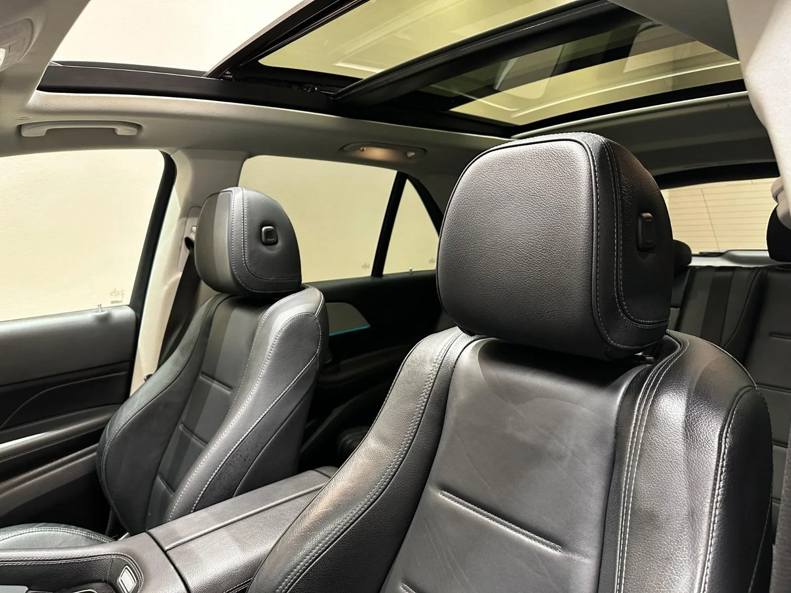 2022 Mercedes-Benz GLE 350 de 4MATIC, AMG Line, Night package, 11/27