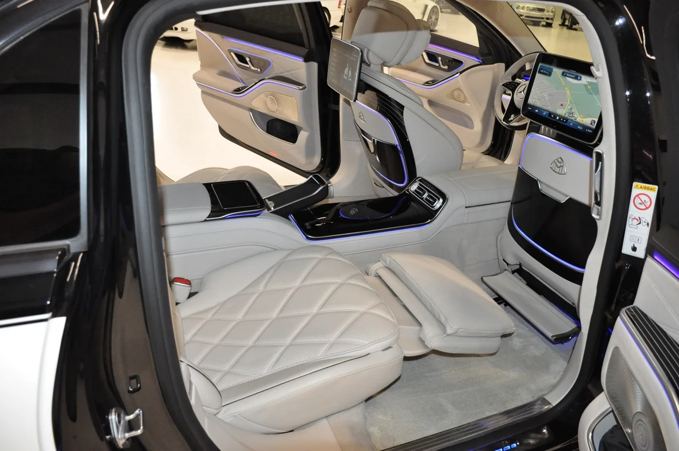 2022 Mercedes-Maybach S 580 offered by a collector car dealer in Alkmaar, Netherlands, photo 4 of 15