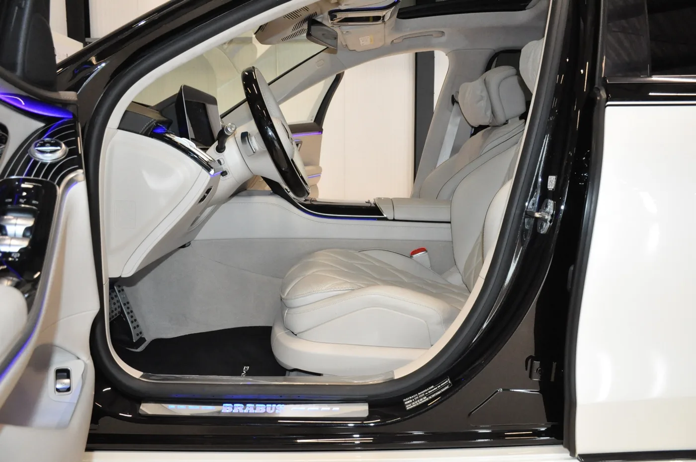 2022 Mercedes-Maybach S 580 offered by a collector car dealer in Alkmaar, Netherlands, photo 10 of 15