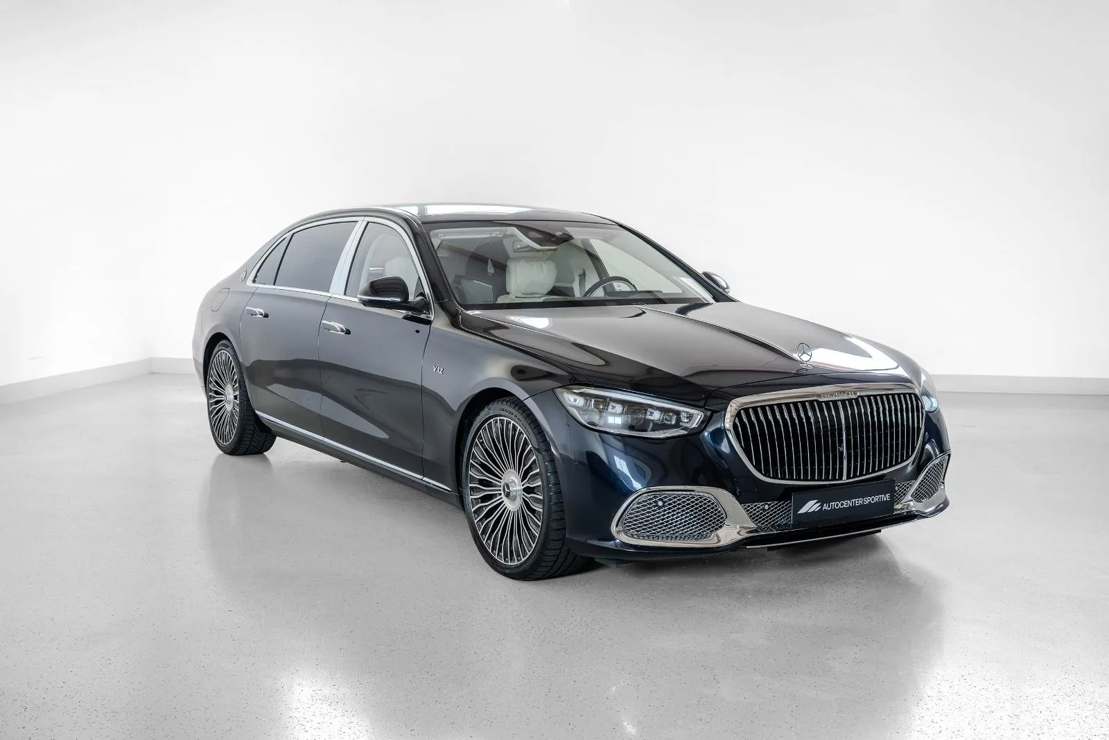 2022 Mercedes-Maybach S 680 proposée par un concessionnaire spécialisé à Bad Schussenried, Allemagne, photo principale