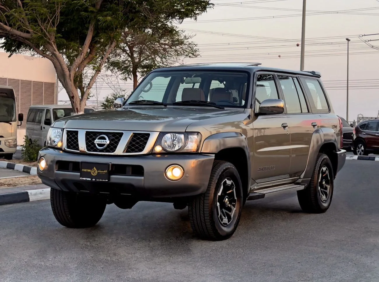 2022 Nissan Patrol Super Safari angeboten von einem Fachhändler in Dubai, Vereinigte Arabische Emirate, Hauptfoto