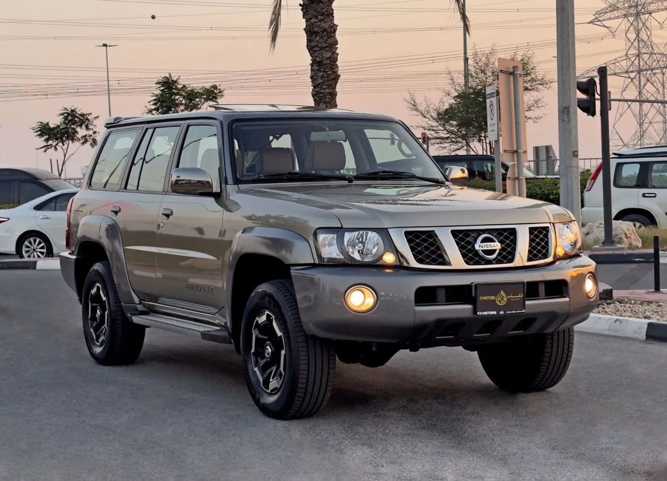 2022 Nissan Patrol Super Safari angeboten von einem Fachhändler in Dubai, Vereinigte Arabische Emirate, Foto 3 von 13