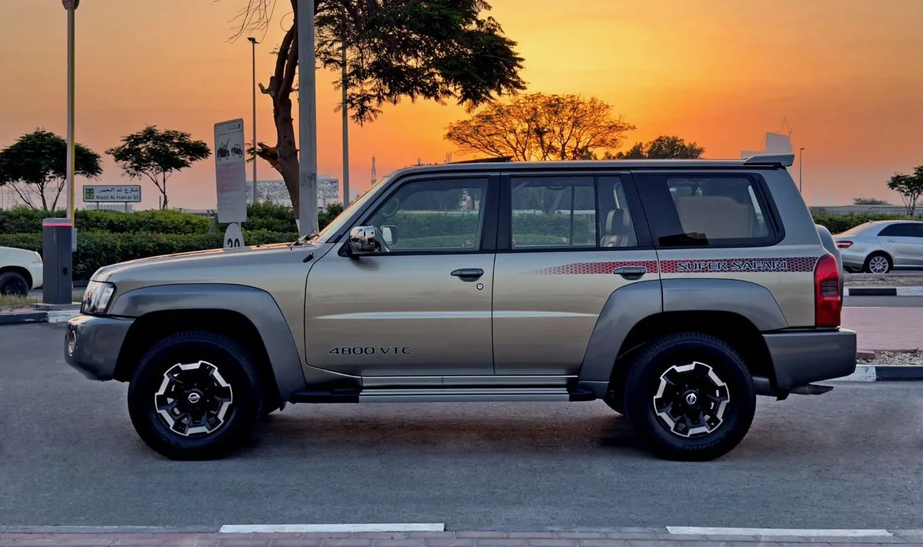 2022 Nissan Patrol Super Safari angeboten von einem Fachhändler in Dubai, Vereinigte Arabische Emirate, Foto 4 von 13