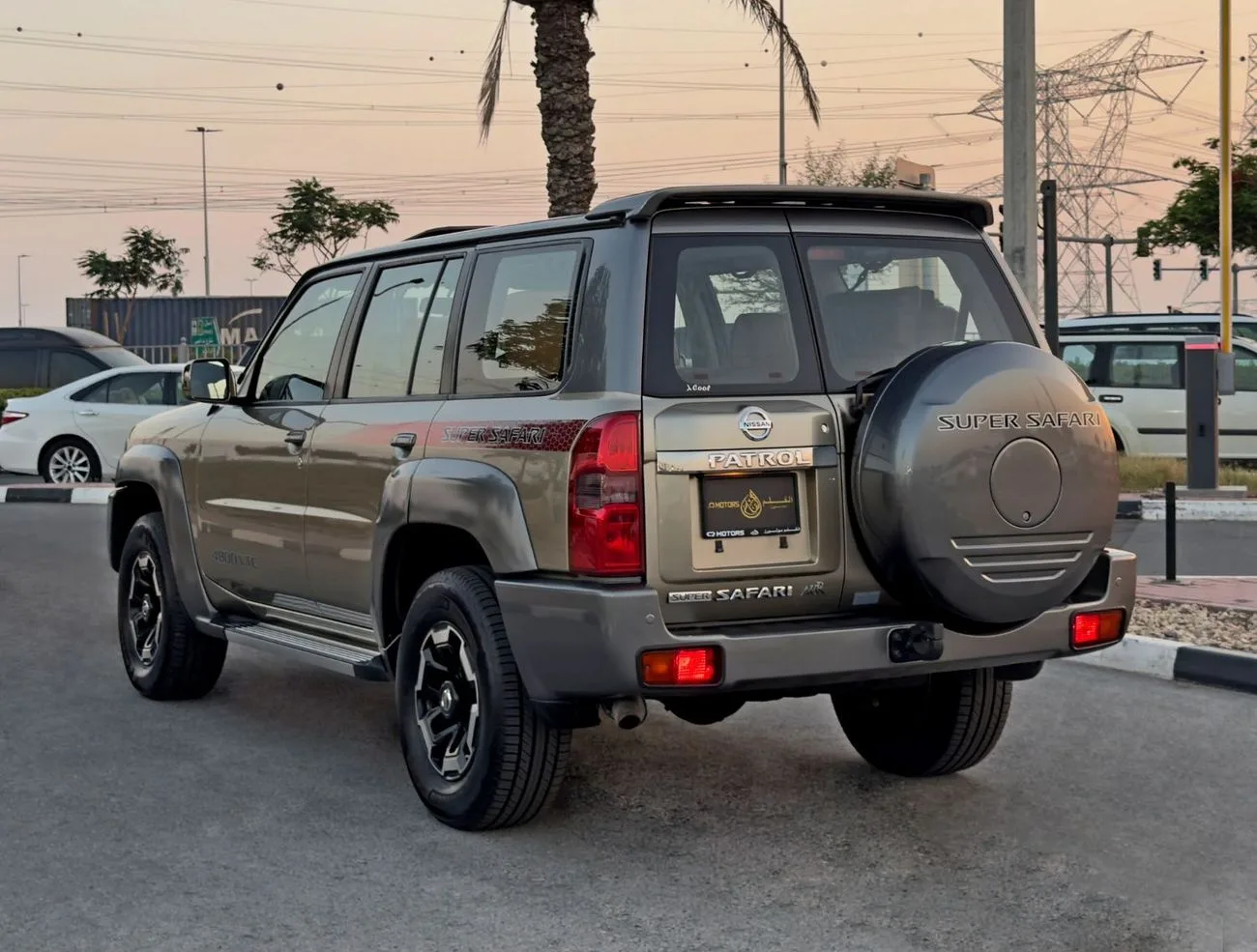 2022 Nissan Patrol Super Safari angeboten von einem Fachhändler in Dubai, Vereinigte Arabische Emirate, Foto 5 von 13