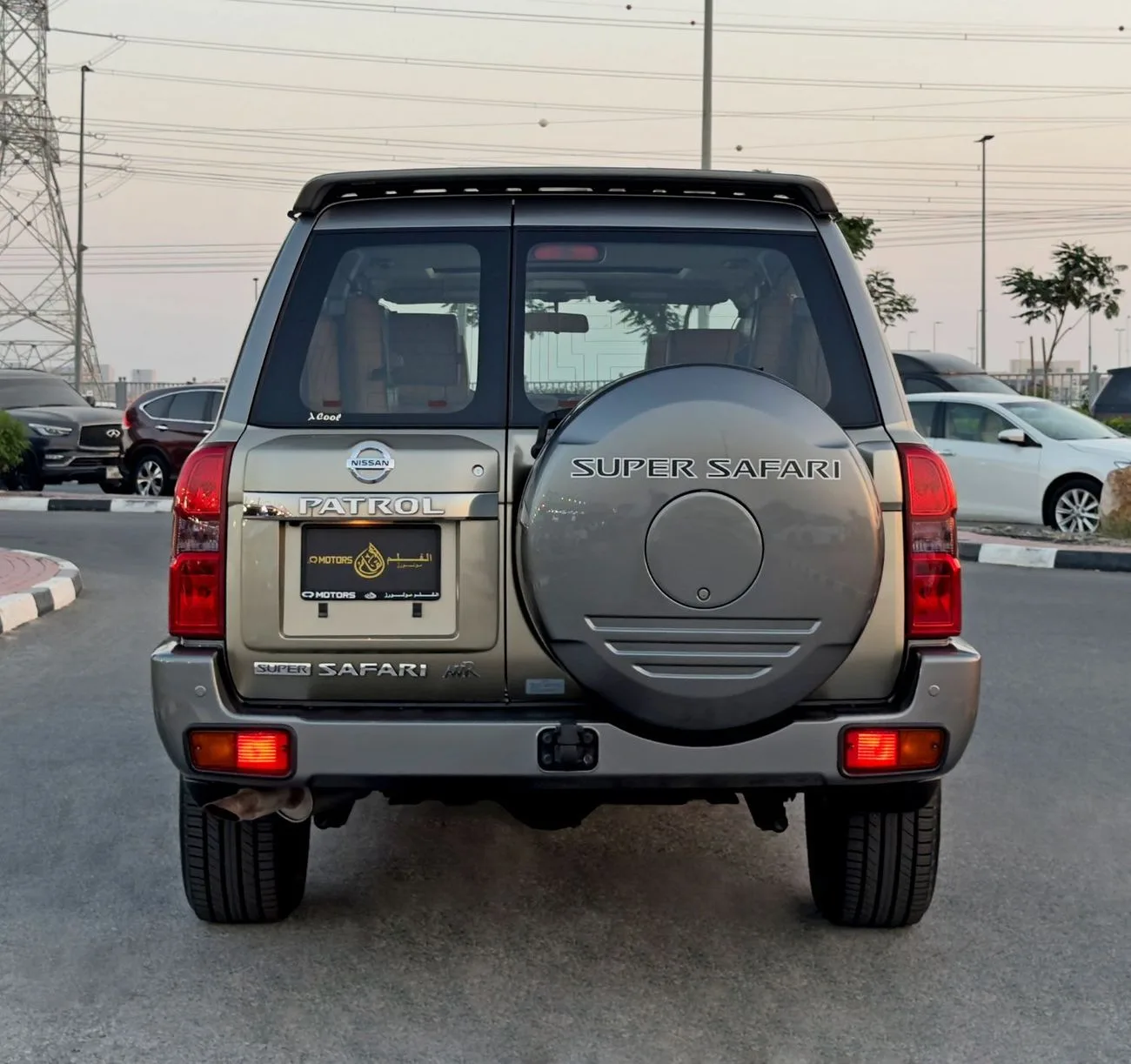 2022 Nissan Patrol Super Safari angeboten von einem Fachhändler in Dubai, Vereinigte Arabische Emirate, Foto 6 von 13