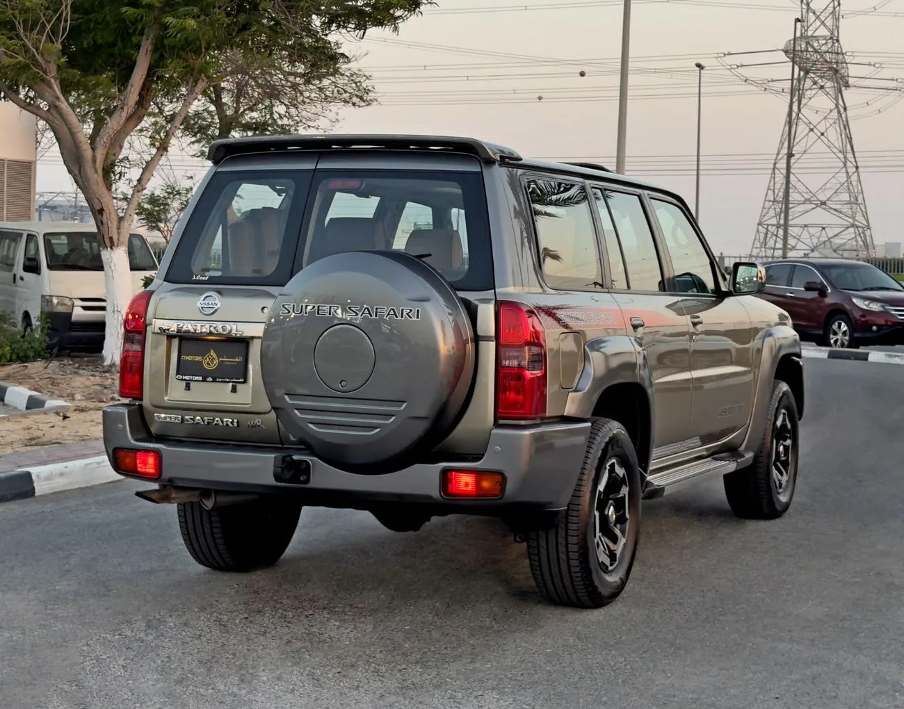 2022 Nissan Patrol Super Safari angeboten von einem Fachhändler in Dubai, Vereinigte Arabische Emirate, Foto 7 von 13