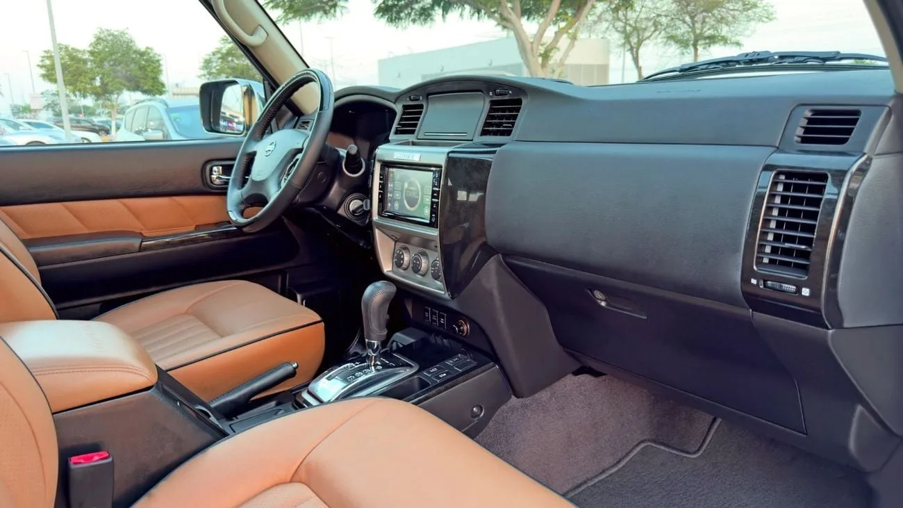 2022 Nissan Patrol Super Safari angeboten von einem Fachhändler in Dubai, Vereinigte Arabische Emirate, Foto 10 von 13