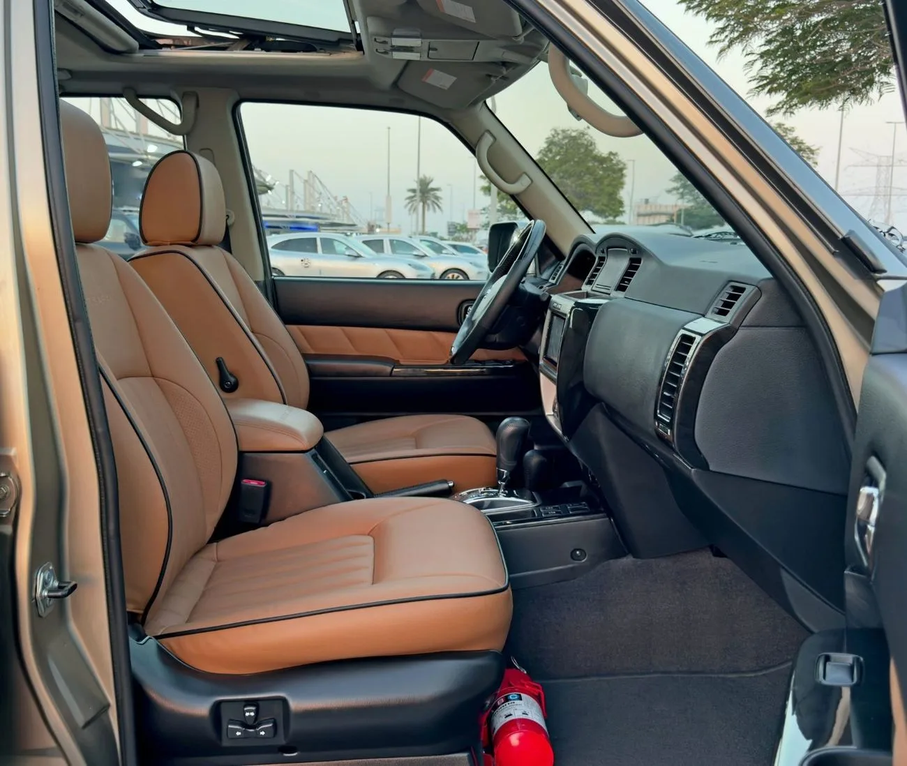 2022 Nissan Patrol Super Safari angeboten von einem Fachhändler in Dubai, Vereinigte Arabische Emirate, Foto 11 von 13