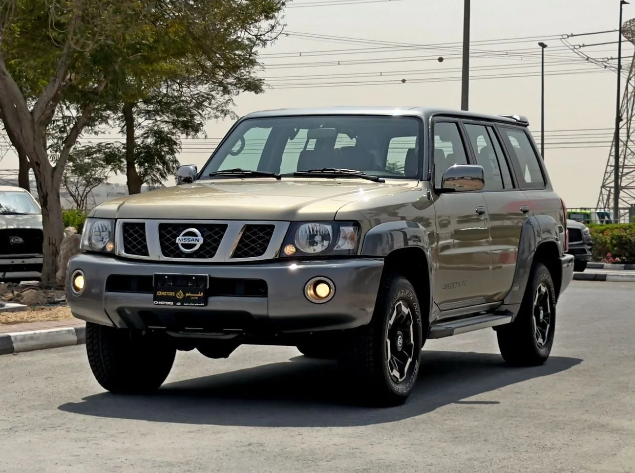 2022 Nissan Patrol Super Safari angeboten von einem Fachhändler in Dubai, Vereinigte Arabische Emirate, Hauptfoto