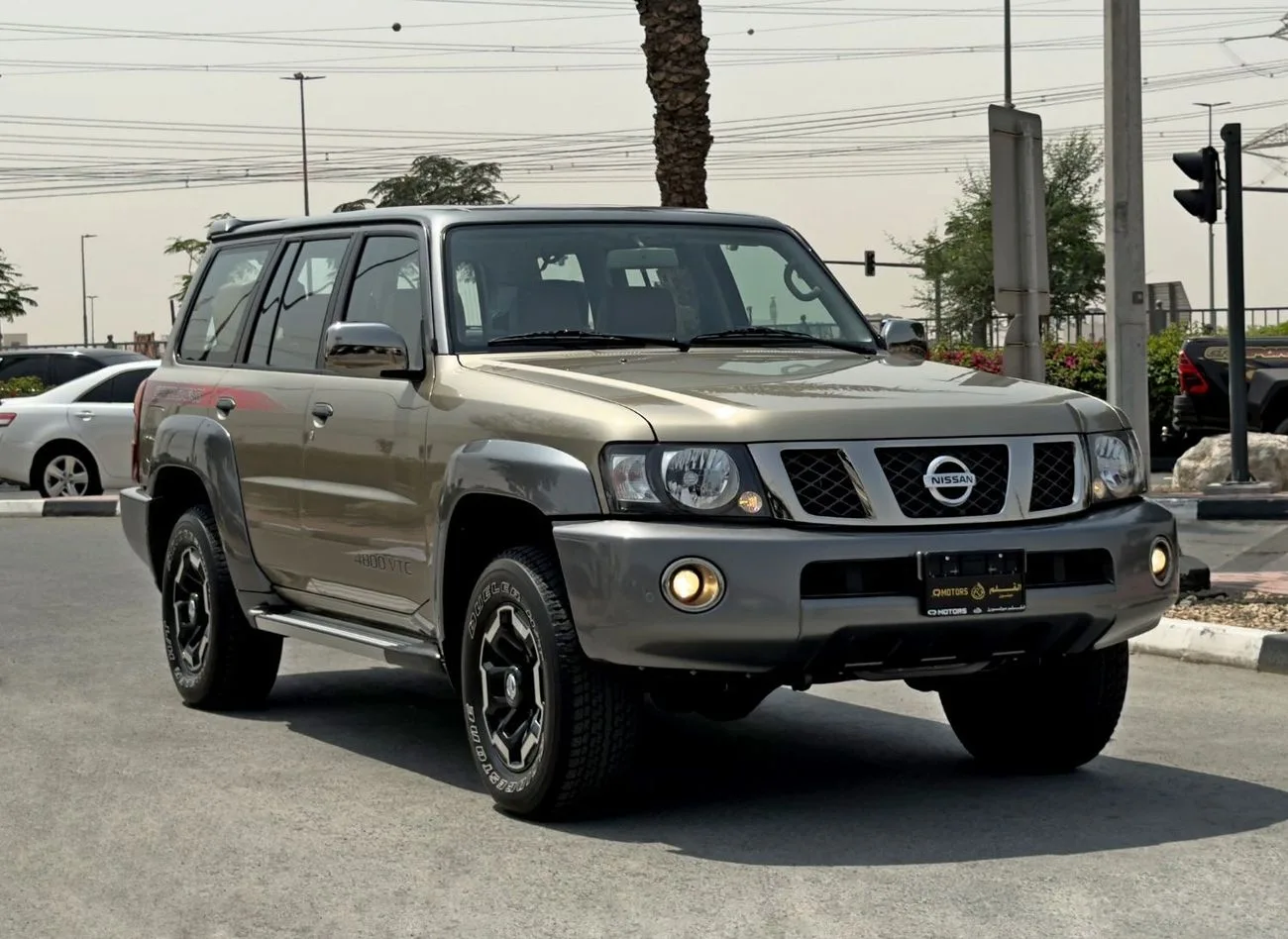 2022 Nissan Patrol Super Safari angeboten von einem Fachhändler in Dubai, Vereinigte Arabische Emirate, Foto 3 von 13