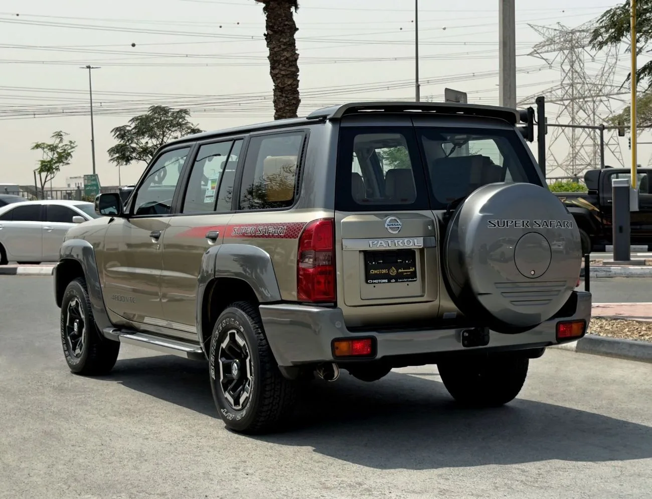 2022 Nissan Patrol Super Safari angeboten von einem Fachhändler in Dubai, Vereinigte Arabische Emirate, Foto 5 von 13