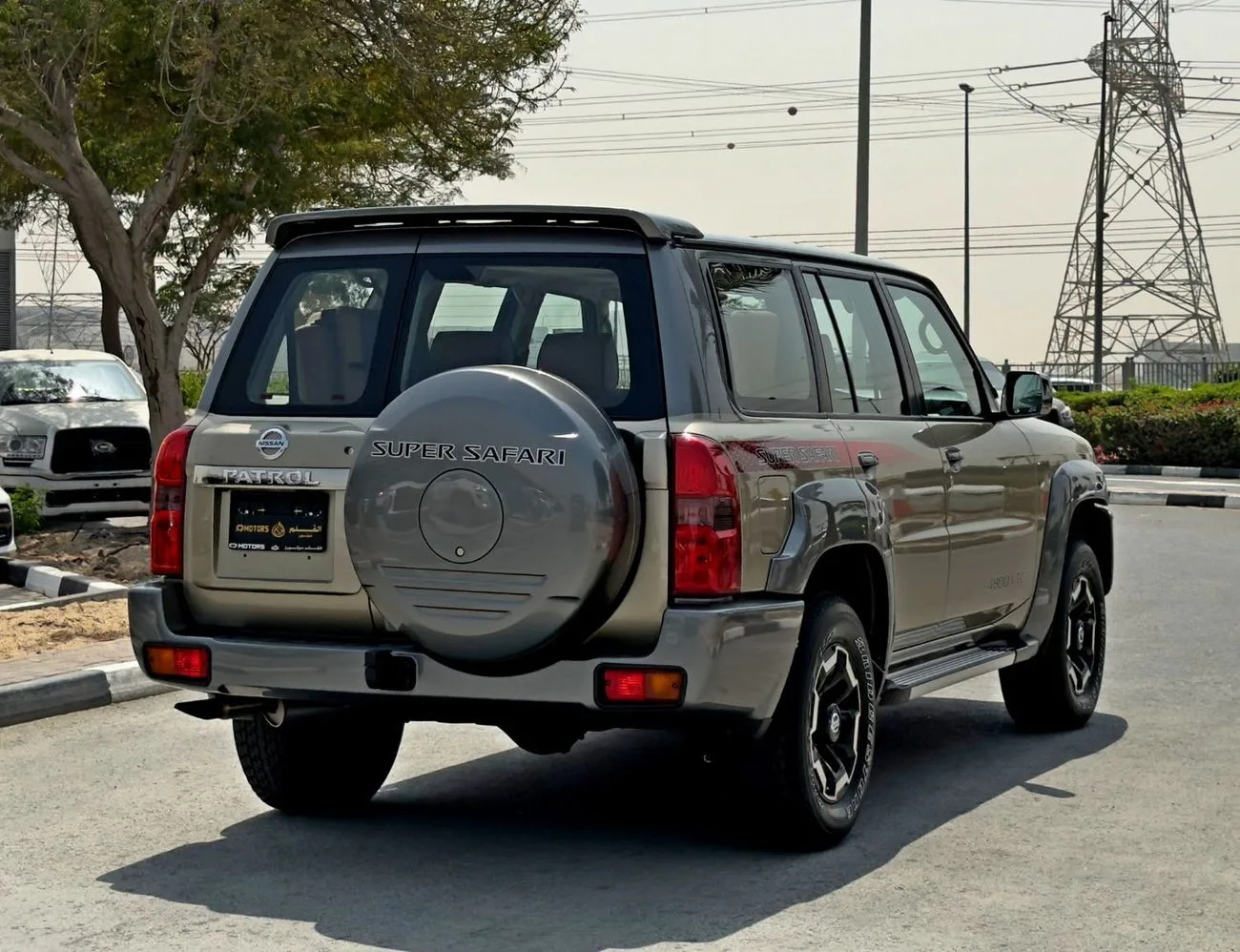 2022 Nissan Patrol Super Safari angeboten von einem Fachhändler in Dubai, Vereinigte Arabische Emirate, Foto 7 von 13
