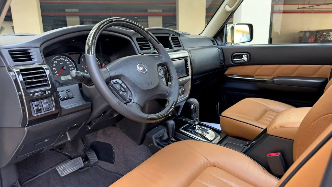 2022 Nissan Patrol Super Safari angeboten von einem Fachhändler in Dubai, Vereinigte Arabische Emirate, Foto 8 von 13