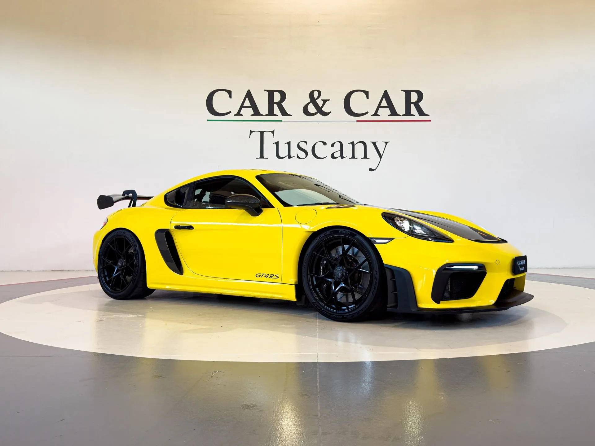 Porsche 718 Cayman GT4 RS von 2022 in Gelb bei Car & Car Tuscany in Lucca, Italien, Dreiviertelansicht von vorn