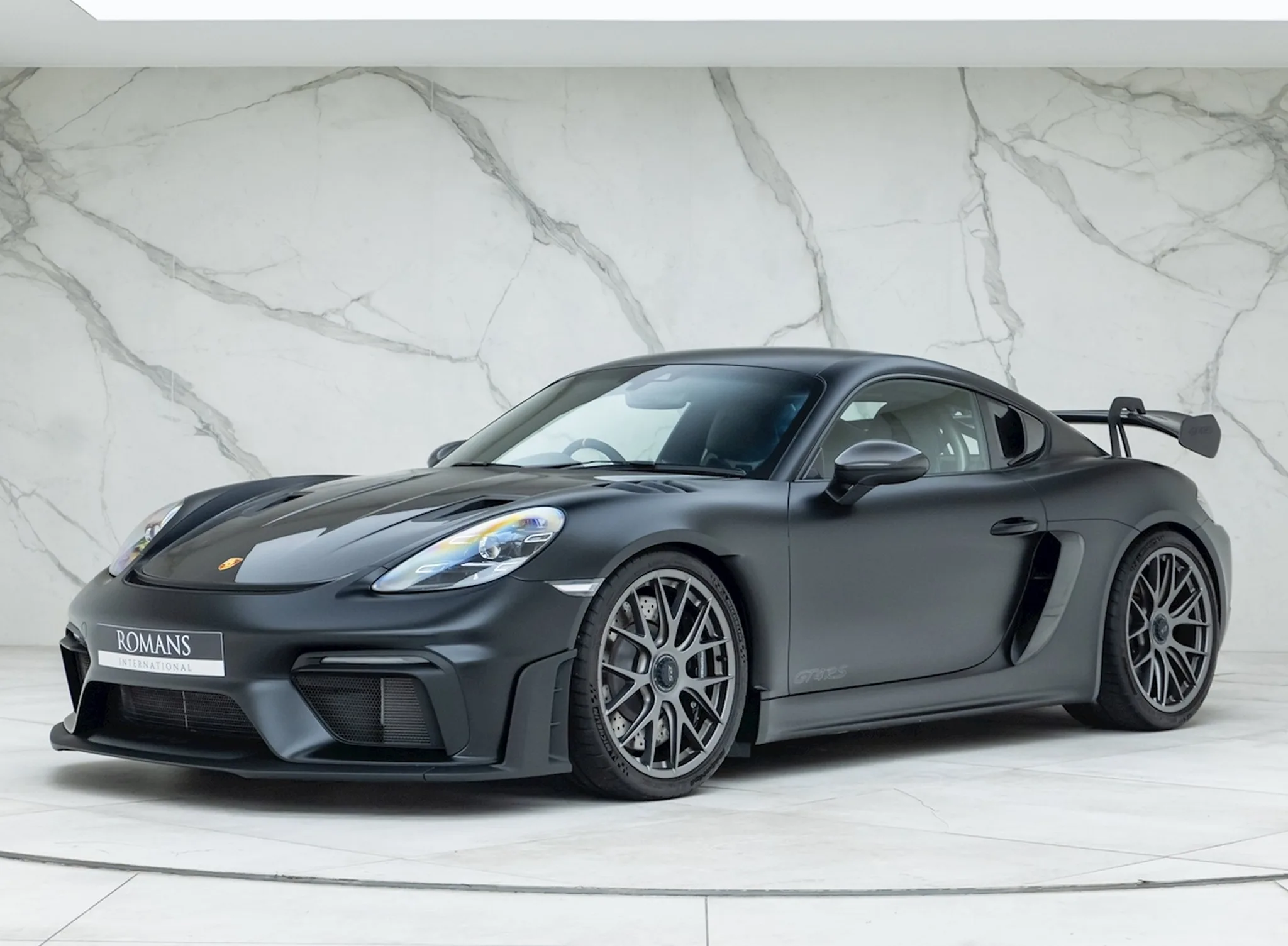 2022 Porsche 718 Cayman GT4 RS proposée par un concessionnaire spécialisé à Banstead, Royaume-Uni, photo principale