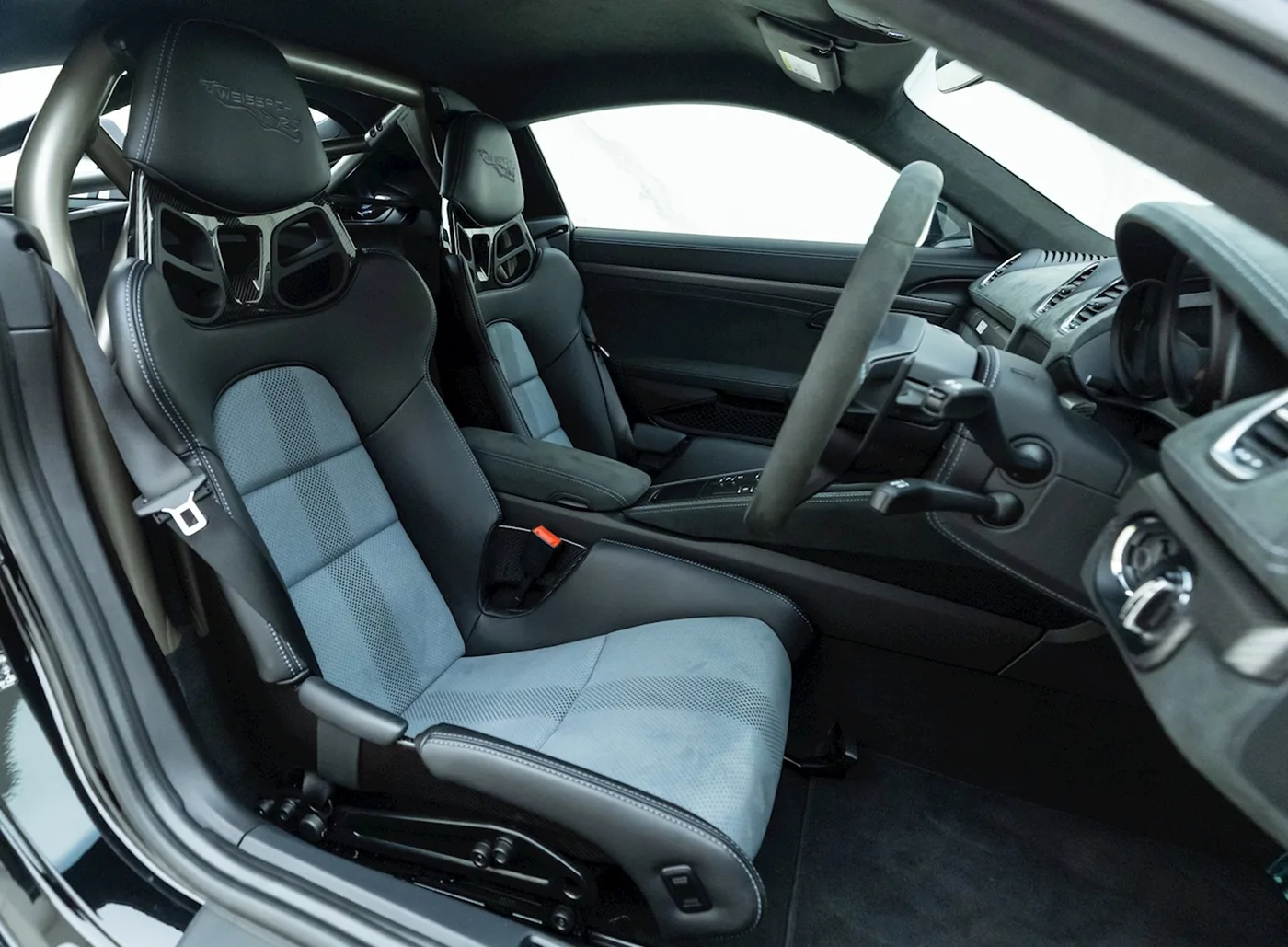 2022 Porsche 718 Cayman GT4 RS proposée par un concessionnaire spécialisé à Banstead, Royaume-Uni, photo 10 sur 25