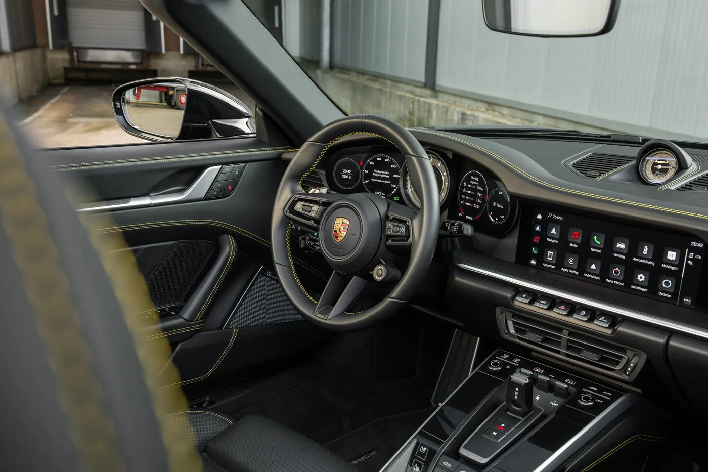 2022 Porsche 911 Turbo S Cabriolet proposée par un spécialiste de la supercar à Woerden, Pays-Bas, photo 14 sur 25