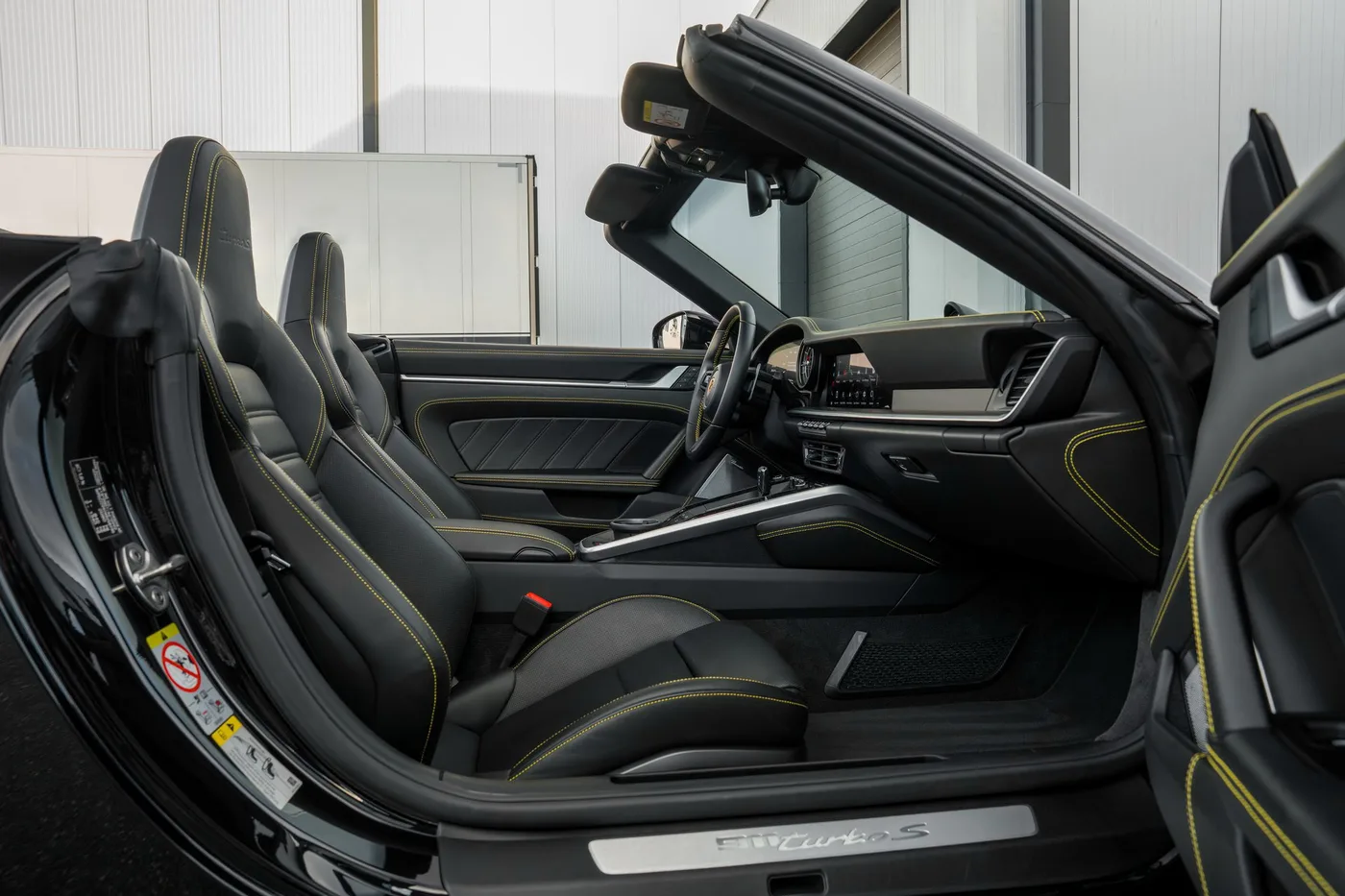 2022 Porsche 911 Turbo S Cabriolet proposée par un spécialiste de la supercar à Woerden, Pays-Bas, photo 17 sur 25