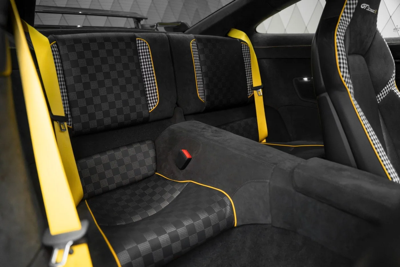 2022 Porsche 911 Turbo S proposée par un spécialiste de la supercar à Schenefeld, Allemagne, photo 21 sur 25
