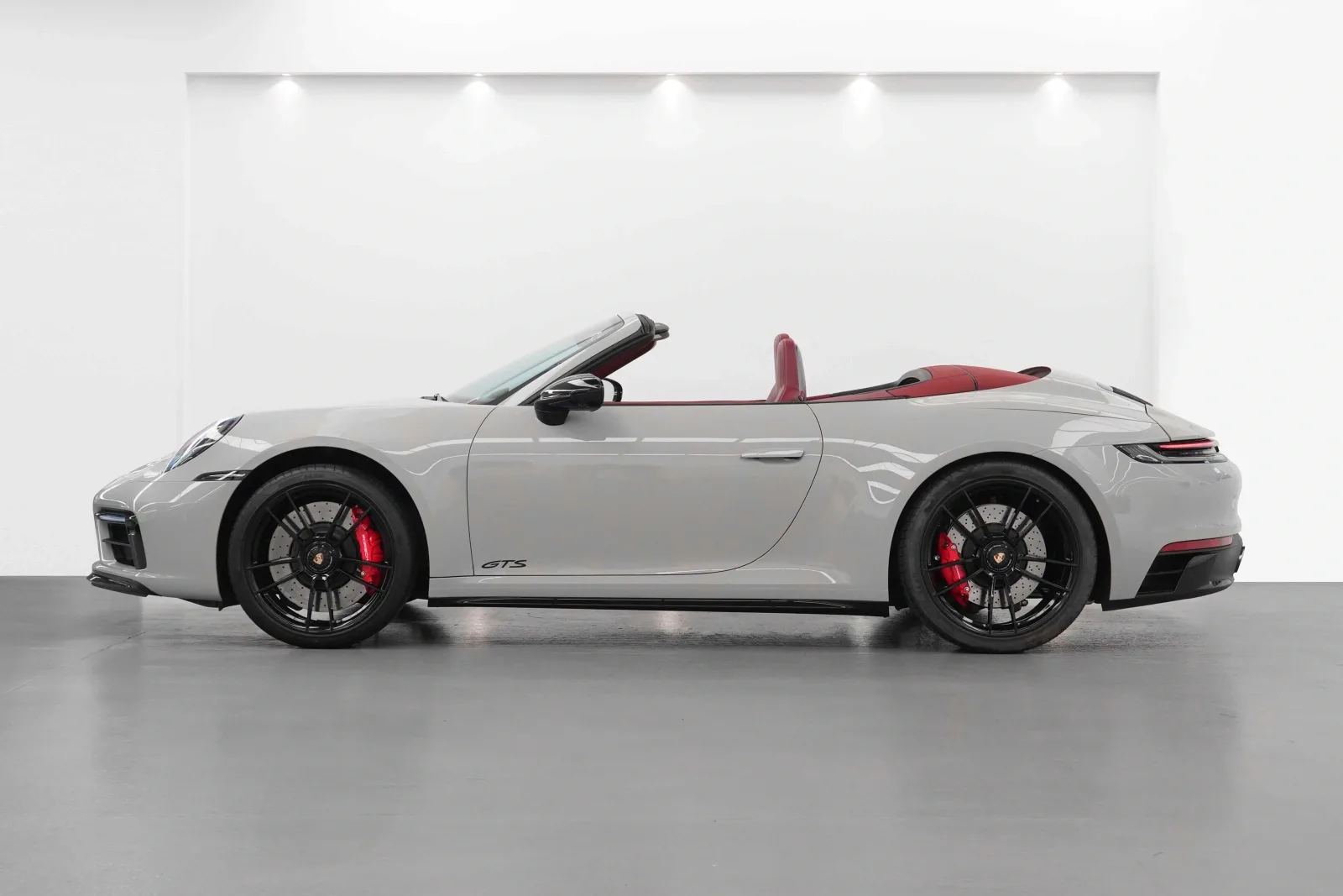 2022 Porsche 911 Carrera 4 GTS Cabriolet, 2/14