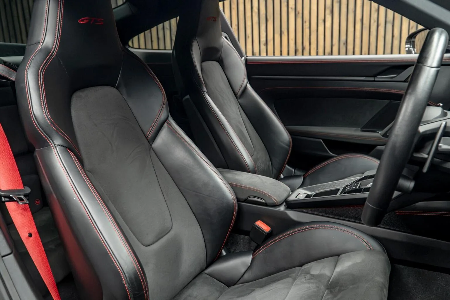 2022 Porsche 911 Carrera GTS, 2/30
