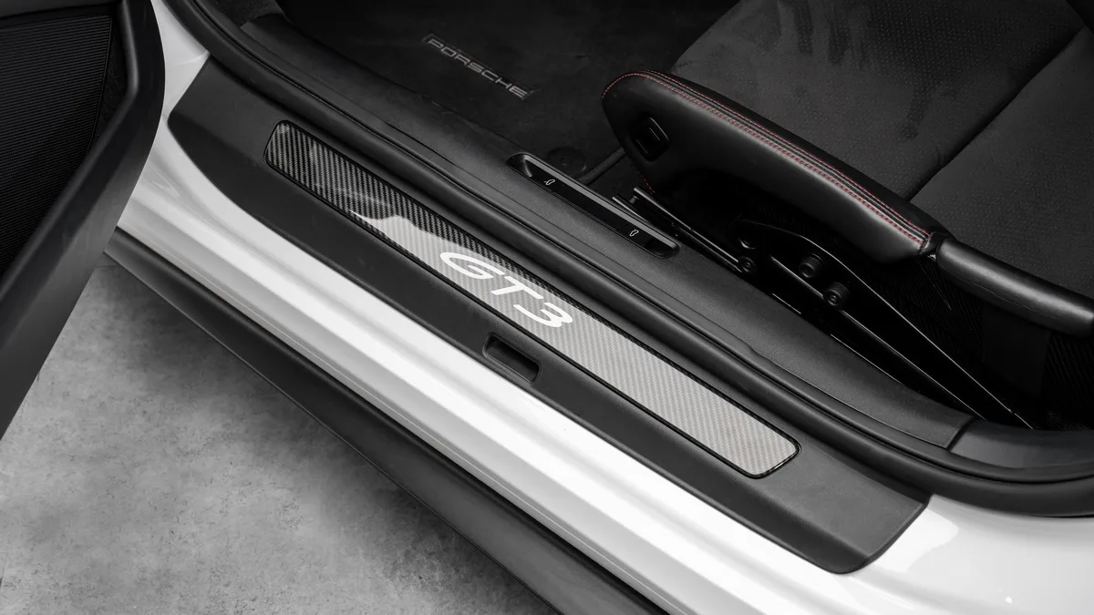 2022 Porsche 911 GT3, manual proposée par un concessionnaire spécialisé à Dubai, Émirats arabes unis, photo 12 sur 25