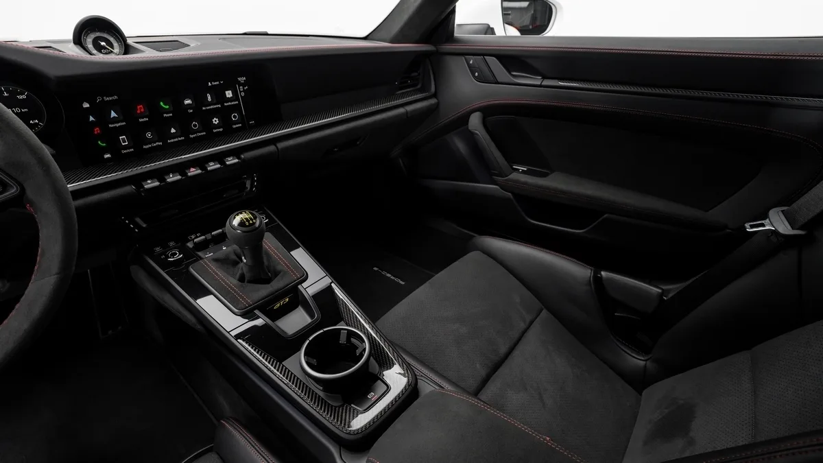2022 Porsche 911 GT3, manual proposée par un concessionnaire spécialisé à Dubai, Émirats arabes unis, photo 15 sur 25