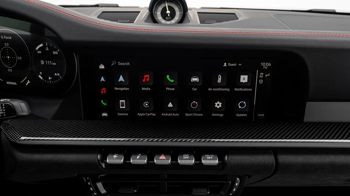 2022 Porsche 911 GT3, manual proposée par un concessionnaire spécialisé à Dubai, Émirats arabes unis, photo 18 sur 25