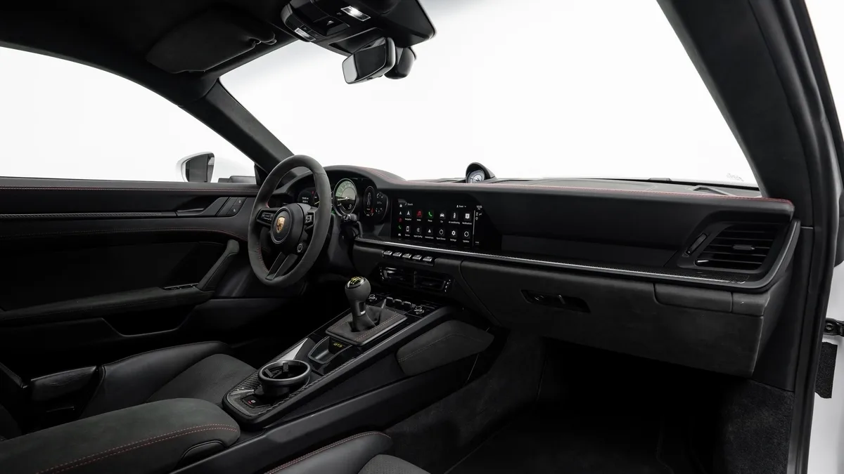 2022 Porsche 911 GT3, manual proposée par un concessionnaire spécialisé à Dubai, Émirats arabes unis, photo 19 sur 25