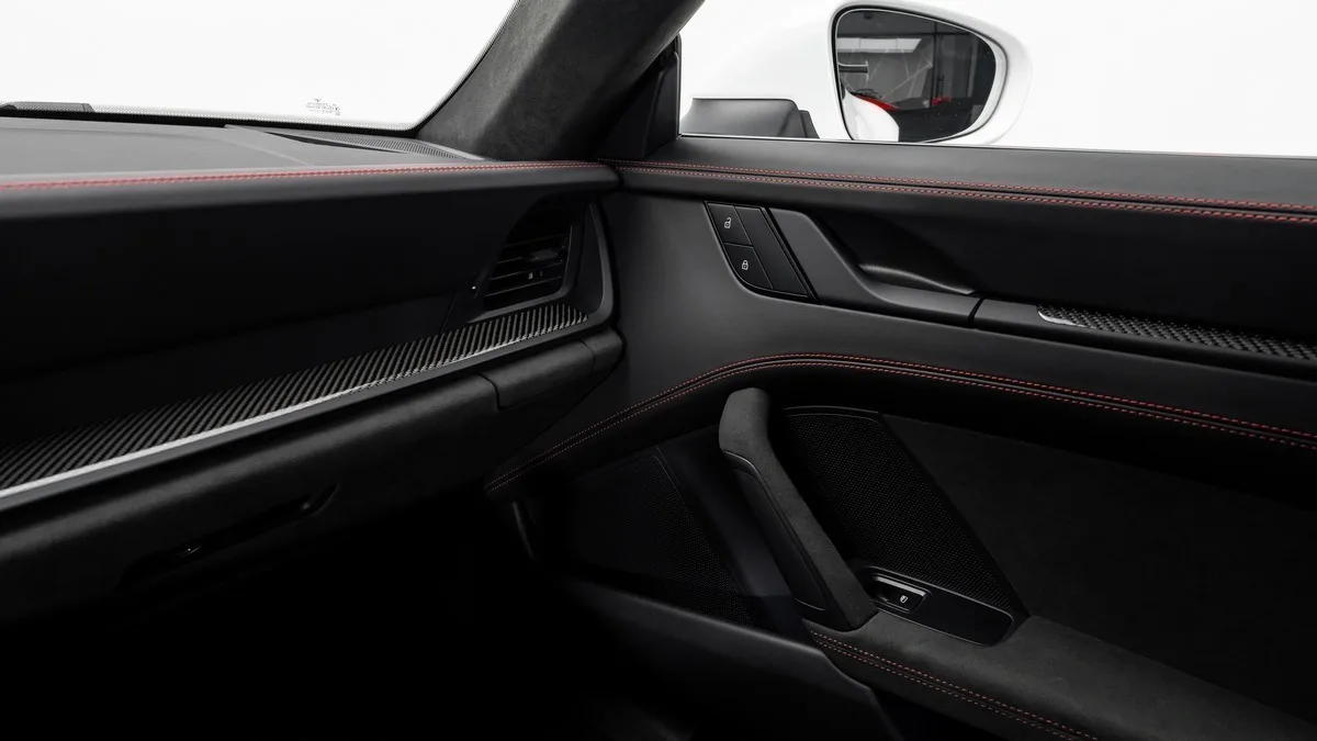 2022 Porsche 911 GT3, manual proposée par un concessionnaire spécialisé à Dubai, Émirats arabes unis, photo 20 sur 25