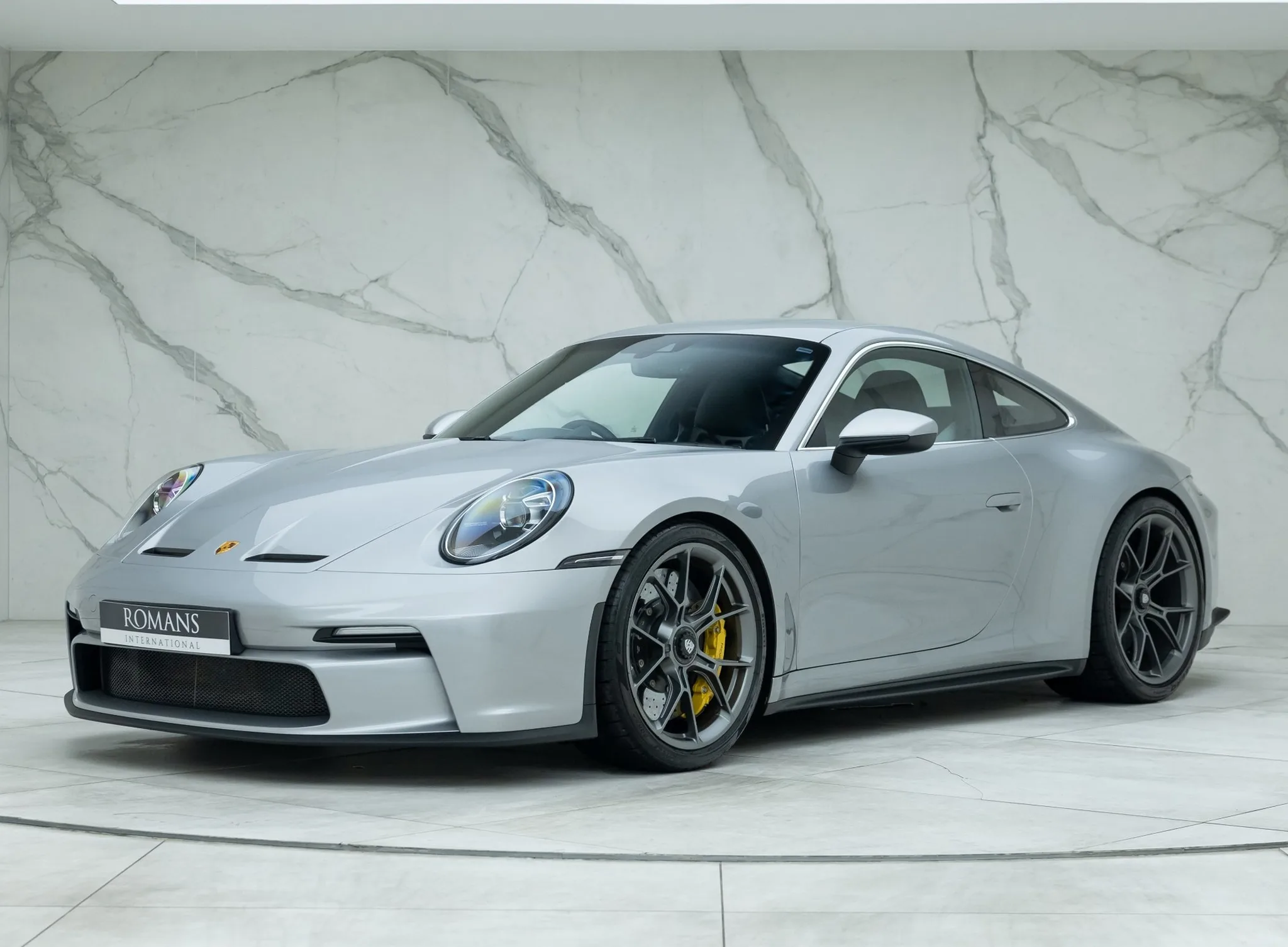 2022 Porsche 911 GT3 Touring proposée par un concessionnaire spécialisé à Banstead, Royaume-Uni, photo principale