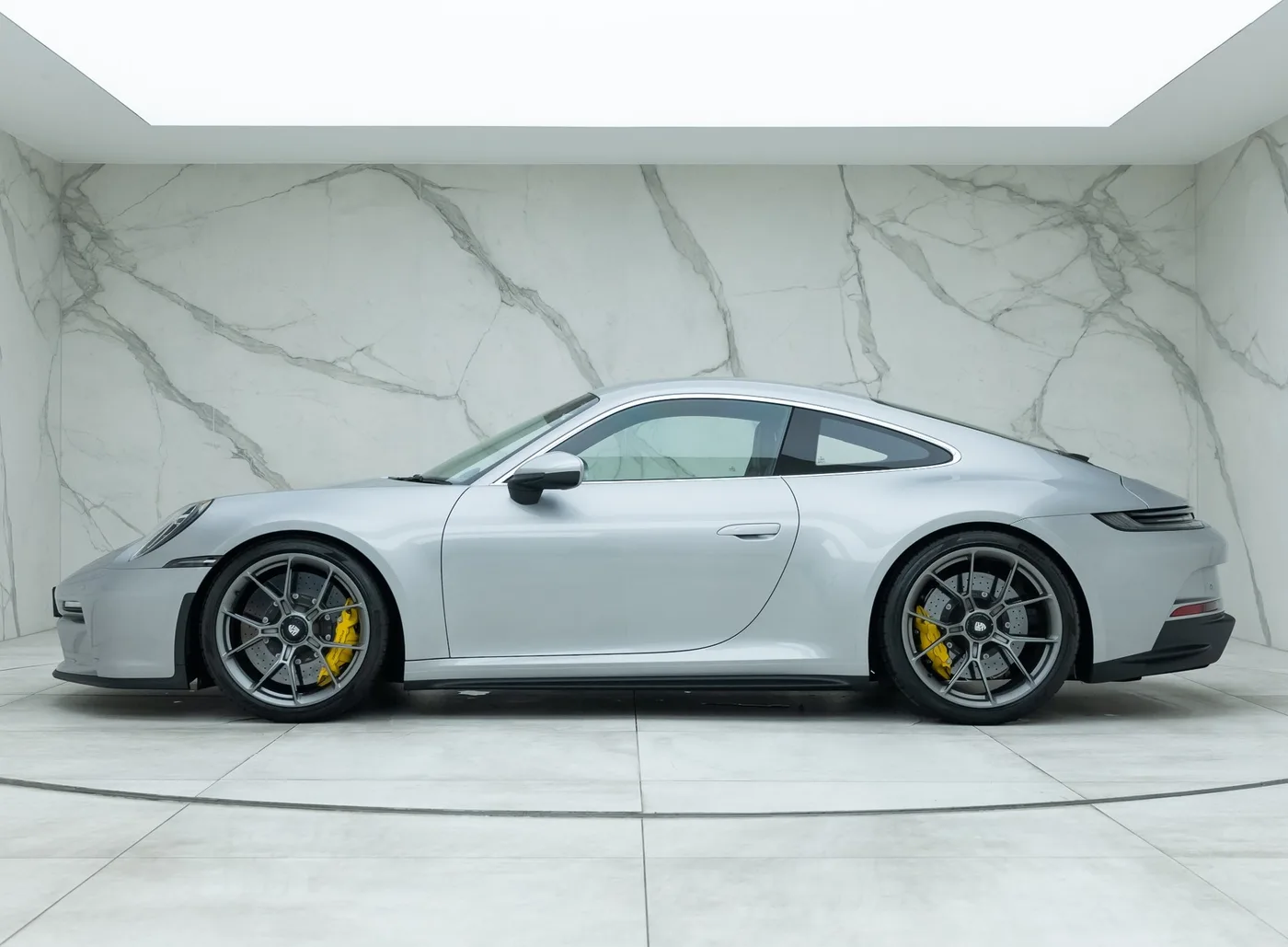 2022 Porsche 911 GT3 Touring proposée par un concessionnaire spécialisé à Banstead, Royaume-Uni, photo 2 sur 25