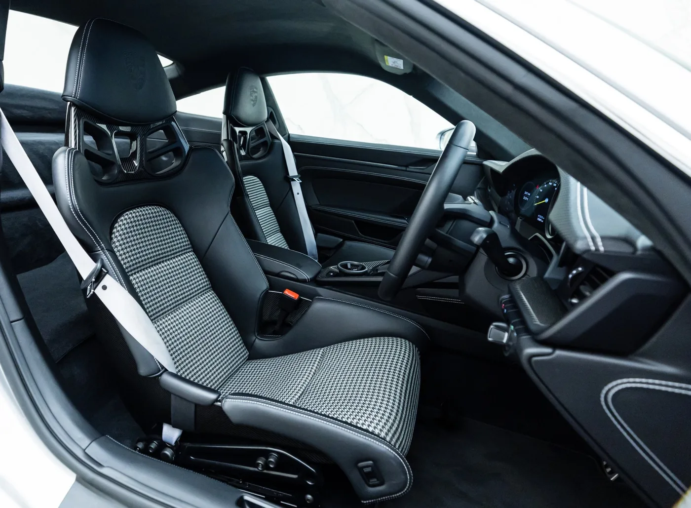 2022 Porsche 911 GT3 Touring proposée par un concessionnaire spécialisé à Banstead, Royaume-Uni, photo 10 sur 25